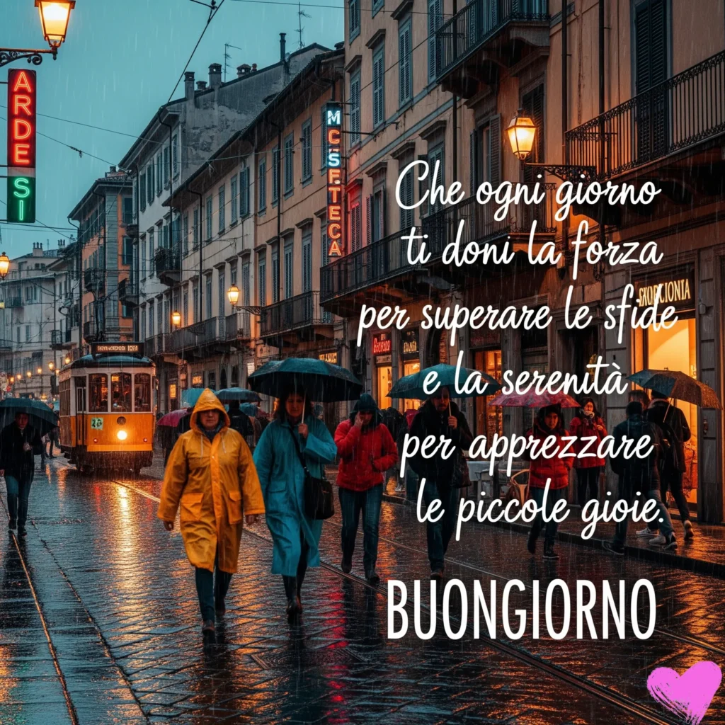 Una strada cittadina sotto la pioggia, con gente in impermeabile e ombrello, un tram giallo e ciottoli bagnati sotto i lampioni. Scrivi "Che ogni giorno ti doni la forza... BUONGIORNO" con un cuore rosa nell'angolo.